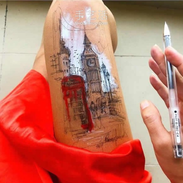 The artist uses his own thighs as a canvas to draw exquisite ink paintings! 