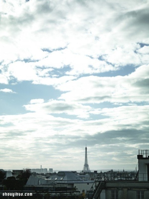 The transformation of an old-fashioned loft in Paris into a loft turns out to be so romantic