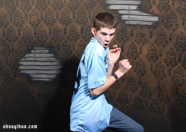 Super hilarious ~ 22 pictures of grown men being scared in a haunted house! 