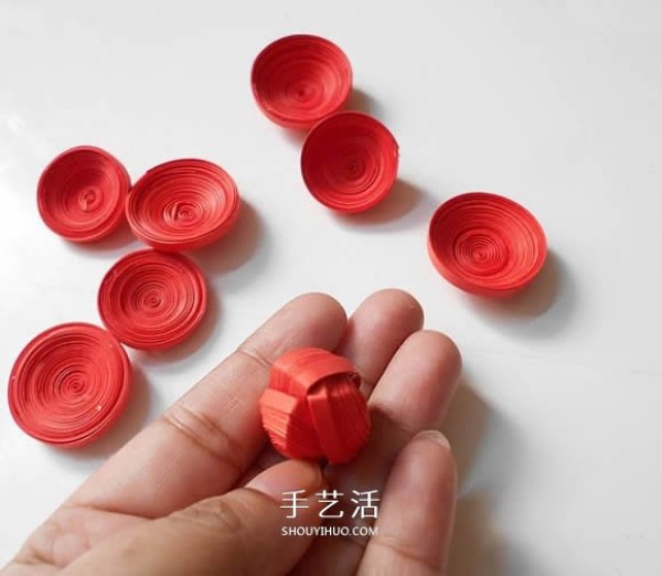 Illustration of how to make beautiful roses from quilled paper