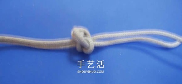 Illustration of how to tie a two-strand sailors knot