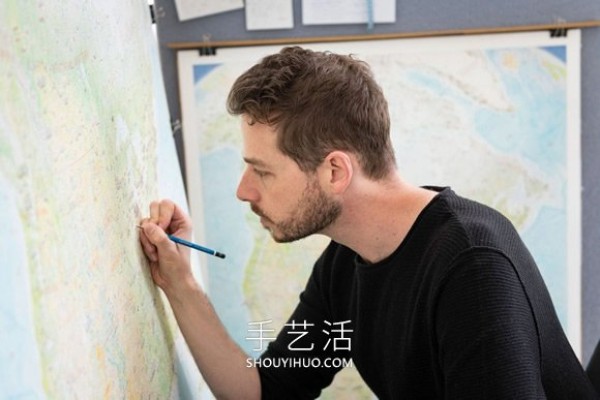 5 years! Anton Thomas draws giant colored pencil map