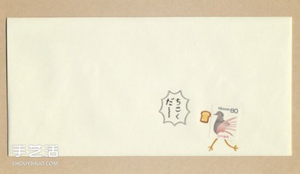 The creative hand-painted envelope combined with stamps makes me want to write a letter after reading it! 