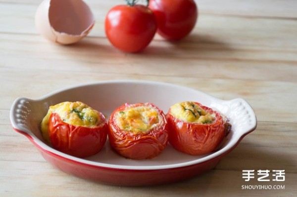 New way to eat breakfast: Crack eggs into tomatoes and bake them in the oven