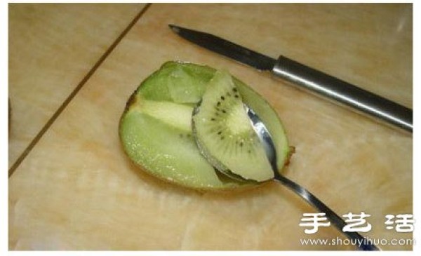 Two easy ways to eat kiwi fruit