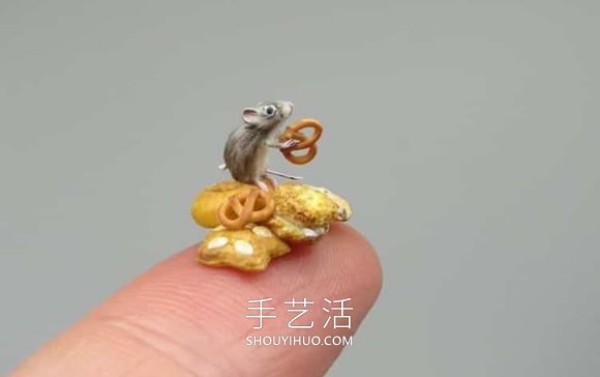 Super realistic miniature animal statues that fit on your fingertips! 