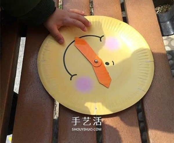 The method for young children to make their own toy paper plate wall clock is fun and can also tell the time