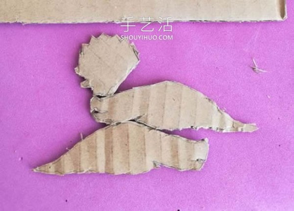 Tutorial for children to make a corrugated cardboard triceratops