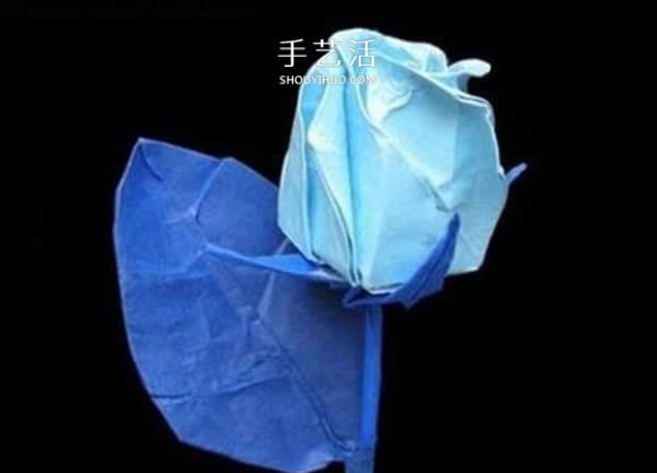 How to fold rose buds. Illustration of folding rose buds by hand.