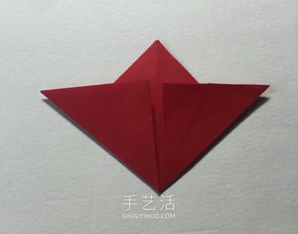 Simple origami 4 petals and glue to get a four-petal flower! 