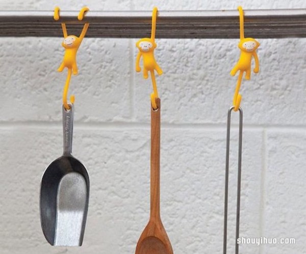 The cute cantilevered monkey hook helps you collect kitchen utensils