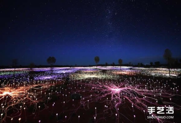 50,000 light bulbs DIY create a field of light that shines in the heart of Australia