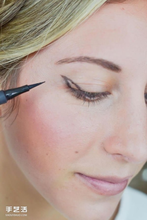 Illustrations of how to draw perfect cat-eye eyeliner for beginners