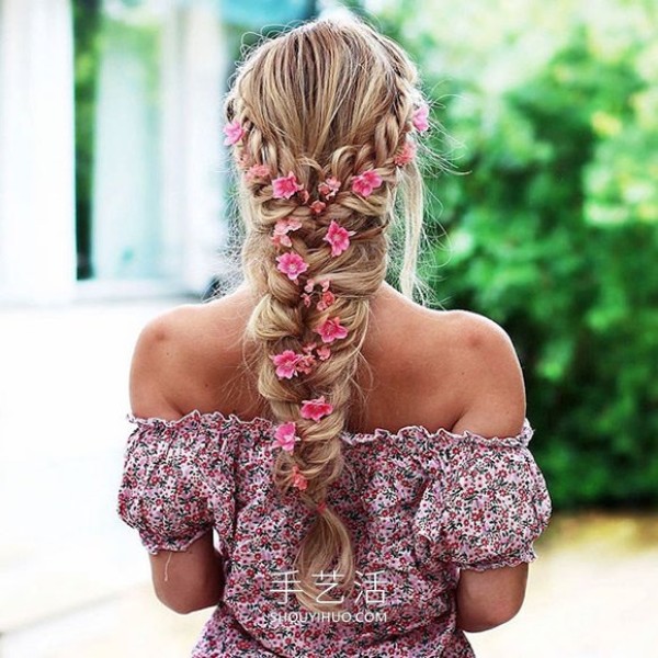 Swedish hairstylist DIYs beautiful braided hairstyles suitable for summer