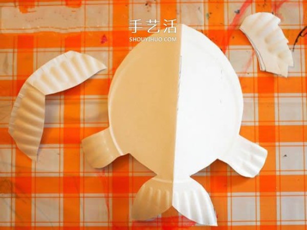 Tutorial on how to make small fishes on paper plates in kindergarten