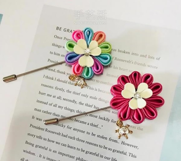 It’s not difficult to make a homemade flower-shaped brooch if you know how to make petals from a ribbon! 