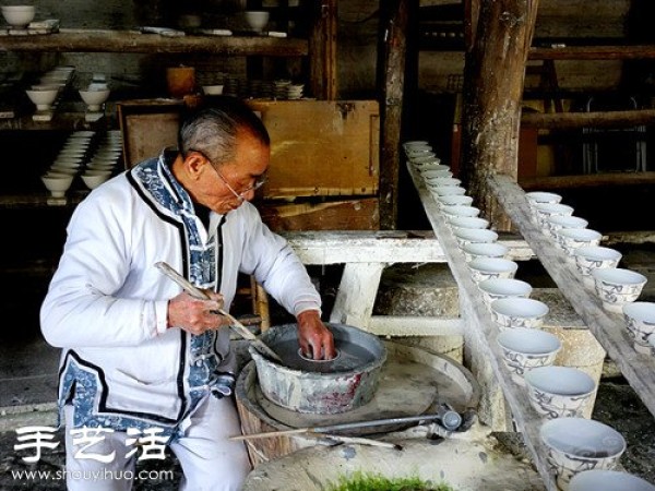 Jingdezhen, the ancient production process of a blue and white porcelain bowl