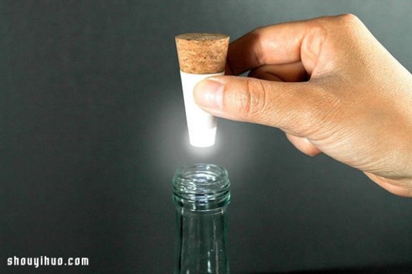 Rechargeable cork LED turns the glass bottle into a situation light