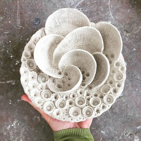 Amazing hand-made ceramic sculptures imitating the textures of aquatic life