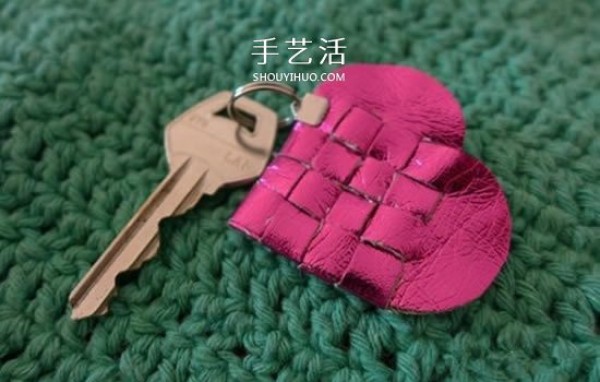 How to weave PU leather with hearts and DIY a good-looking and cute keychain