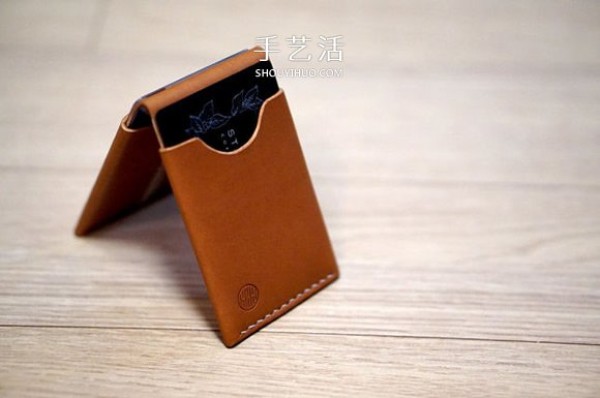 Detailed steps for making a homemade mens bi-fold leather wallet