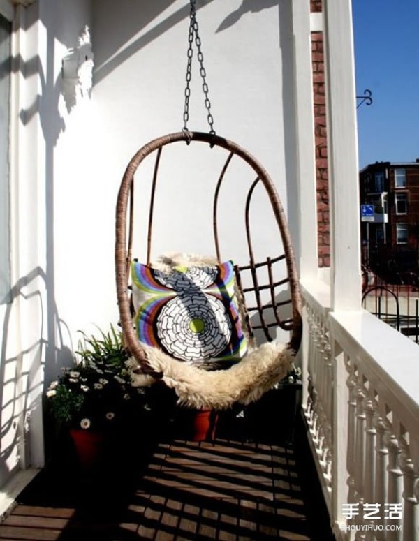 These simple little ideas for charming small balcony layout design are worth trying