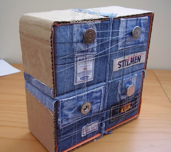 Old jeans are transformed into a multifunctional storage cabinet with drawers and side pockets! 