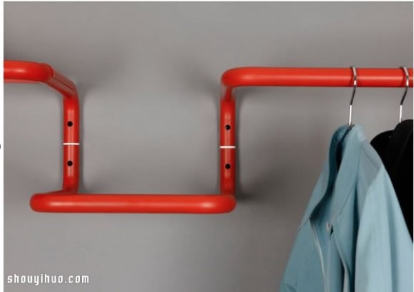 It is a chair that is also a bookshelf, a super practical and versatile clothes hanger product design