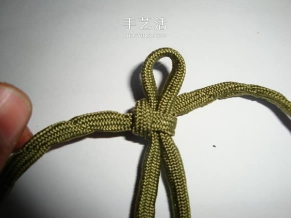 Knit a paracord bracelet of the same style as Survival in the Wilderness and give it to your boyfriend~