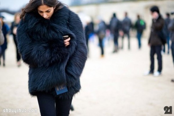 How to wear a luxurious warm imitation fur jacket with a slender and fashionable sense