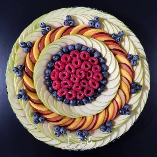 The cake crust design with complex patterns is beautiful before and after baking! 