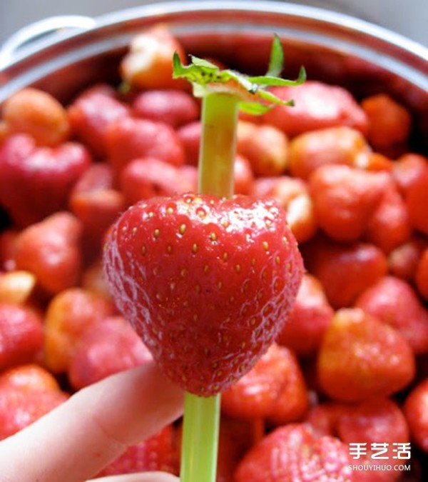 How to quickly and easily remove strawberry stems with just a straw