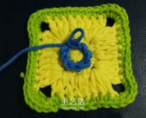 Warm and beautiful! Illustration of how to crochet zinnia cushion