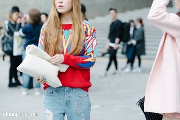 Fashion with bold and colorful contrasting colors 2015 Seoul Fashion Week street photography