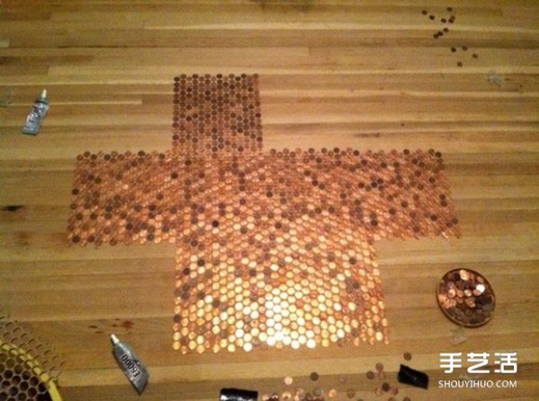 Tens of thousands of one-cent coins to pave the floor to make the floor shiny and golden. What a rich man!