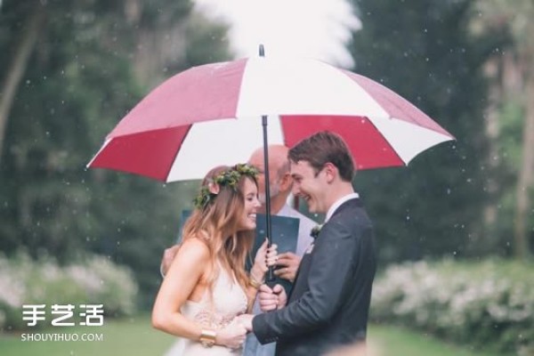 On rainy days, you can also perform romantic, aesthetic and romantic wedding photography in the rain