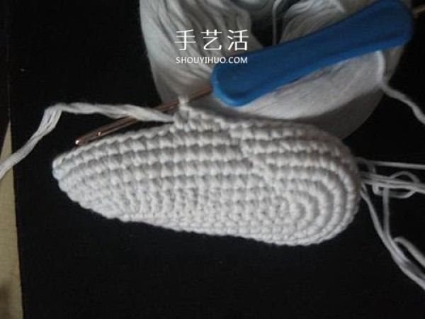 Illustration of how to knit baby warm woolen shoes by hand-knitting baby shoes