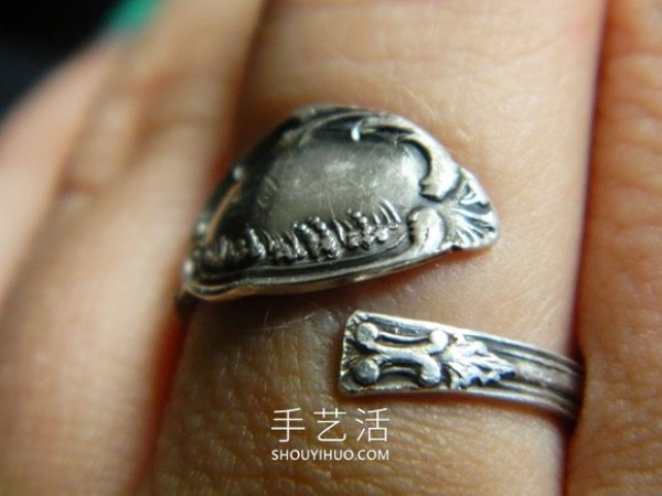 Use an old silver spoon to transform jewelry into a DIY vintage ring! 