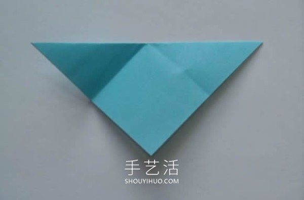 Illustrated tutorial on how to fold an origami triangular storage box using three pieces of paper