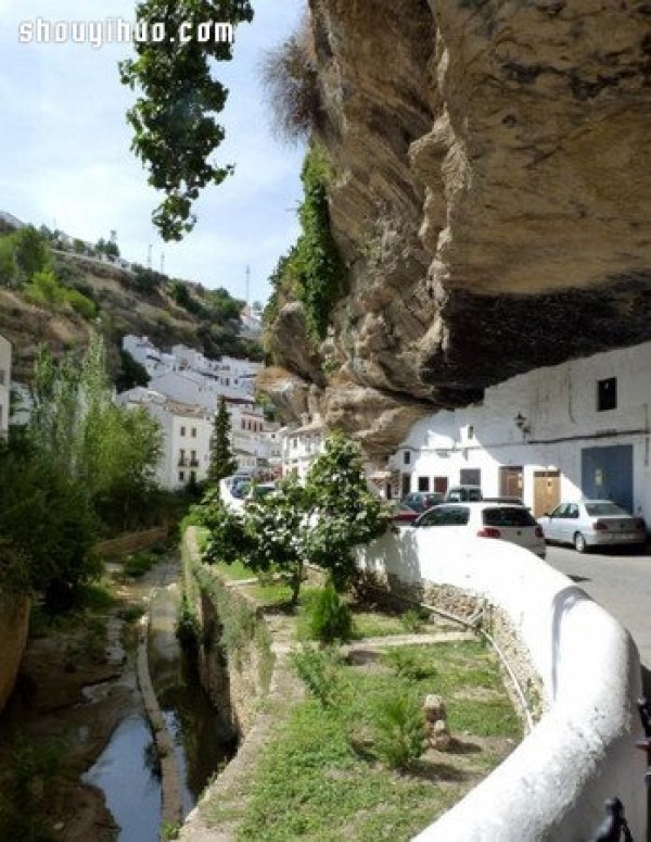 Spanish Stone Town, you will feel as if you are overwhelmed by Mount Tai as soon as you step out! 