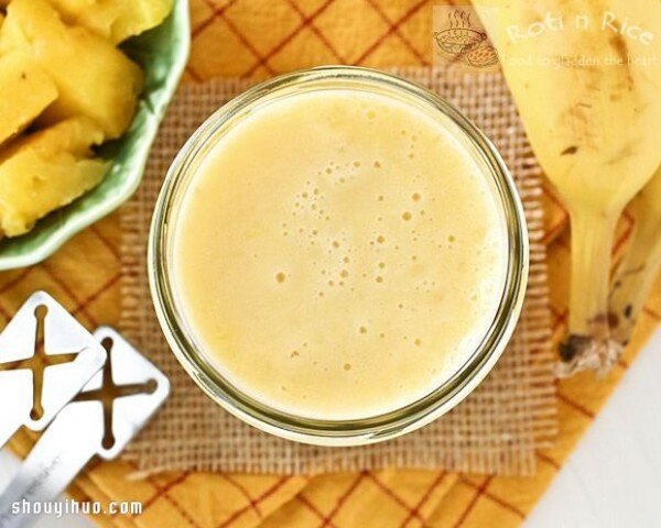 Walnuts and fruits make homemade flavored smoothies that can help reduce stress