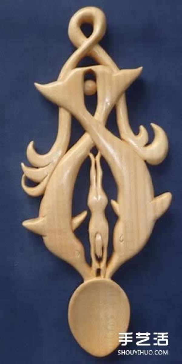 The carving works of "Love" spoon wood carving artist Adam King