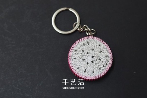 Ms. Fans eco-friendly handicrafts use corrugated paper to make dragon fruit pendants