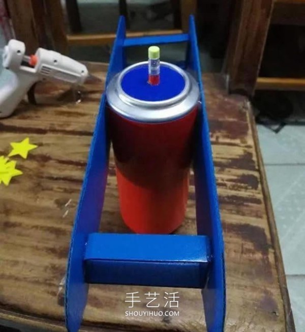 A simple way to use can can waste to make a homemade airplane model