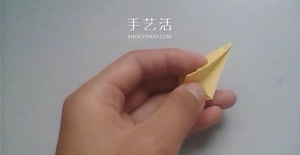 Illustrated process of origami using three-dimensional lilies for weddings