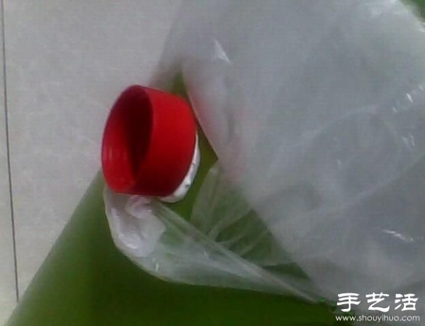 Environmentally friendly DIY trash can can be covered with plastic bags of various sizes