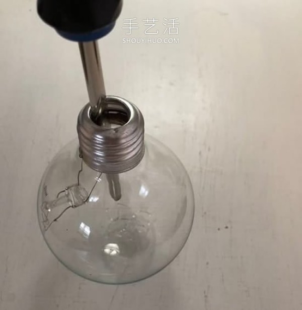 Minimalist style! How to DIY an elegant vase using old light bulbs