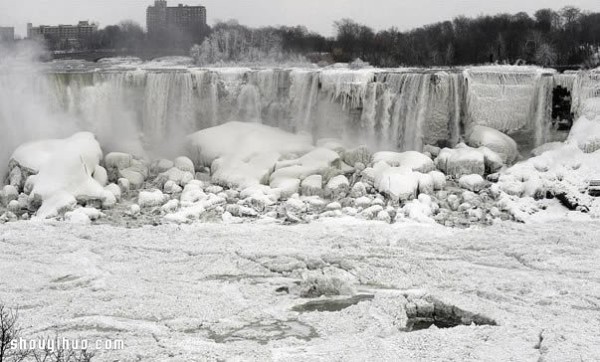 There are still tourists in the frozen Nicaragua Falls! 