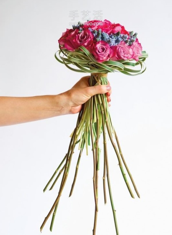 Tutorial on how to make handmade wedding bouquets with flowers