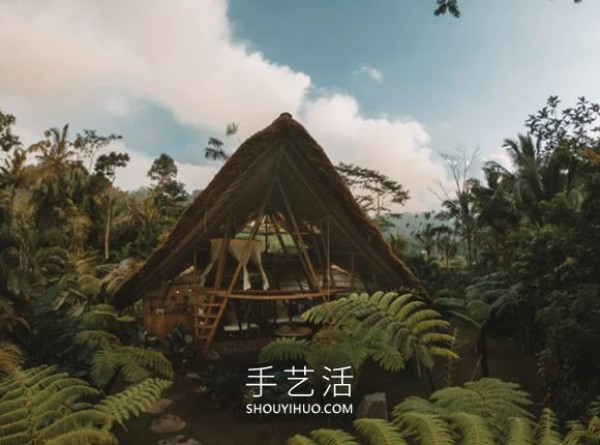 Bamboo builds a 3-story holiday hut, creating a secluded summer resort